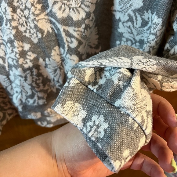 KNOX ROSE gray & white floral print long sleeve sweater top - Picture 4 of 6
